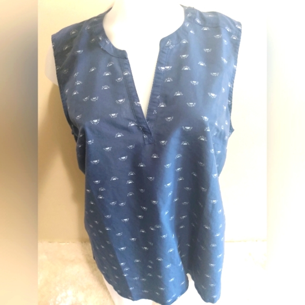 Eddie Bauer woman's size medium blue &white sleeveless v neck blouse